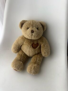 Jerry Elsner Co. 1998 teddy bear brown with heart patch